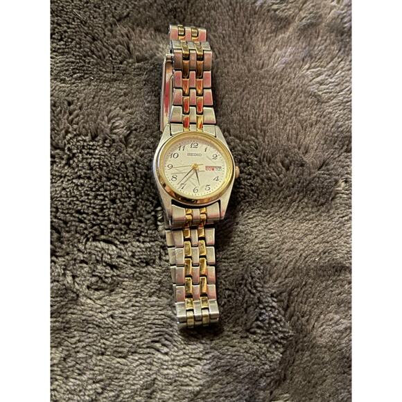 Vintage Seiko 7N83-0011 Day DateTwo Tone Quartz Watch 24mm - Picture 2 of 7